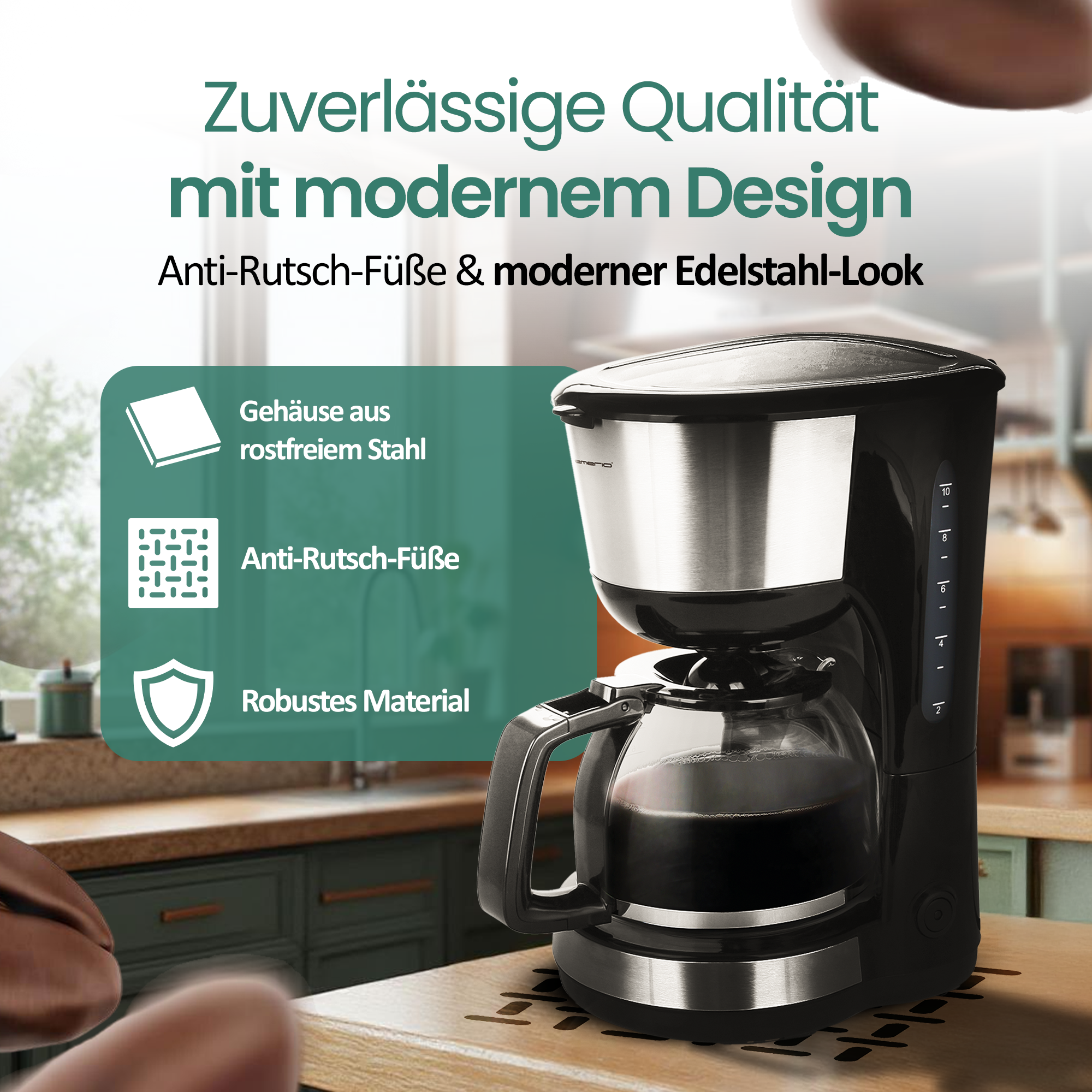 Kaffeemaschine aus Edelstahl mit Glaskanne, auf einem Holztisch.