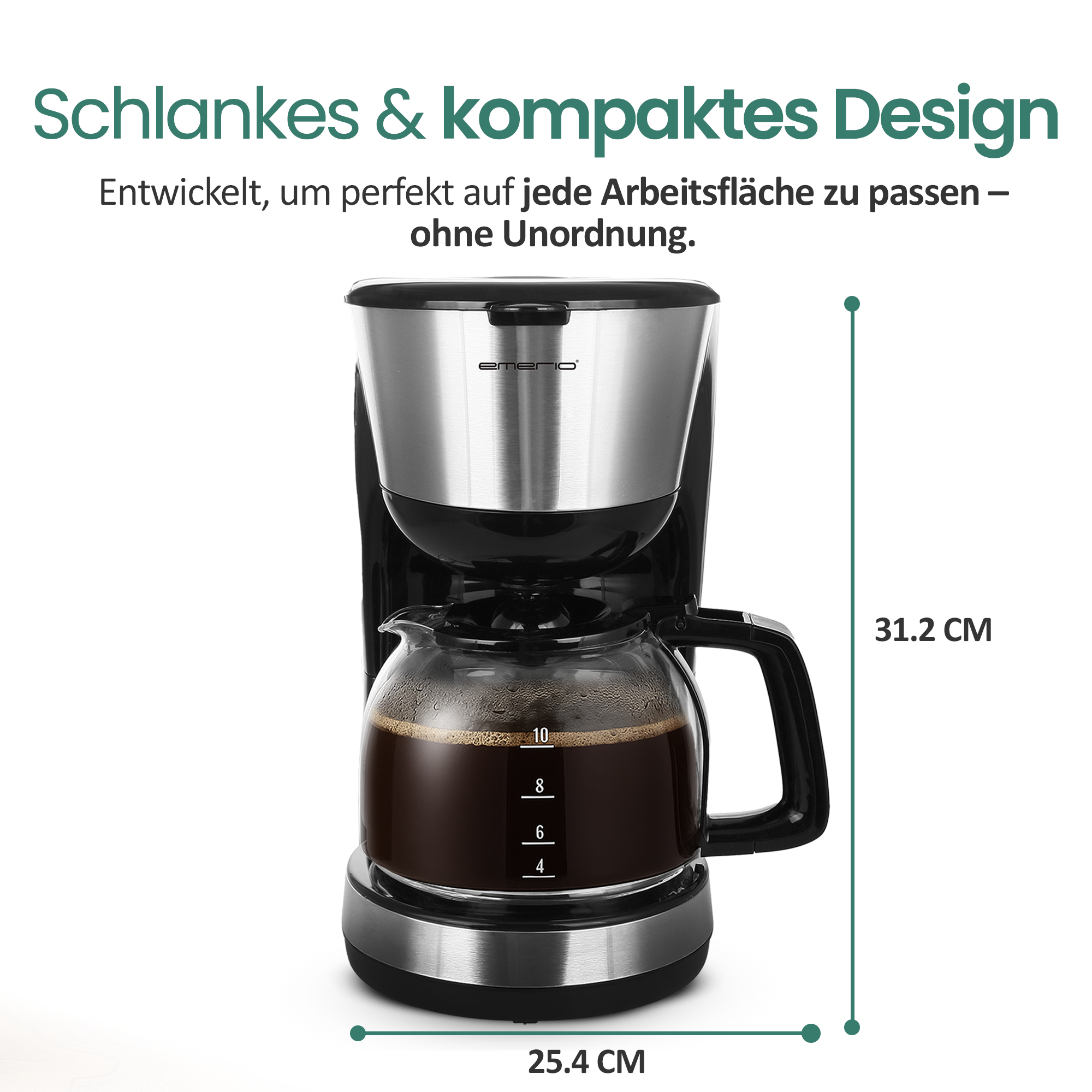 Eine schlanke, silberne Kaffeemaschine mit Glaskanne, gefüllt mit Kaffee.