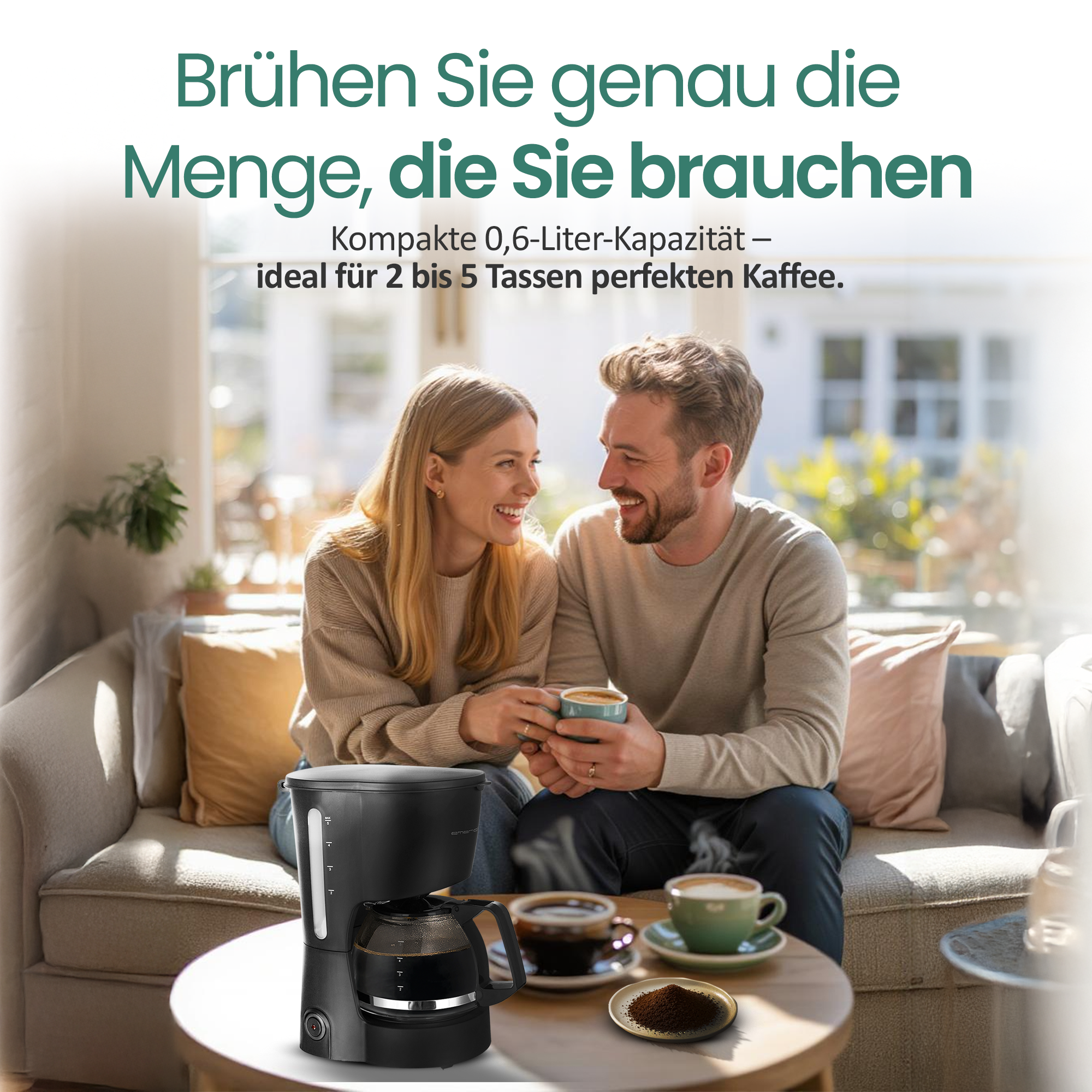 Ein Paar genießt Kaffee neben einer Kaffeemaschine auf einem Tisch.