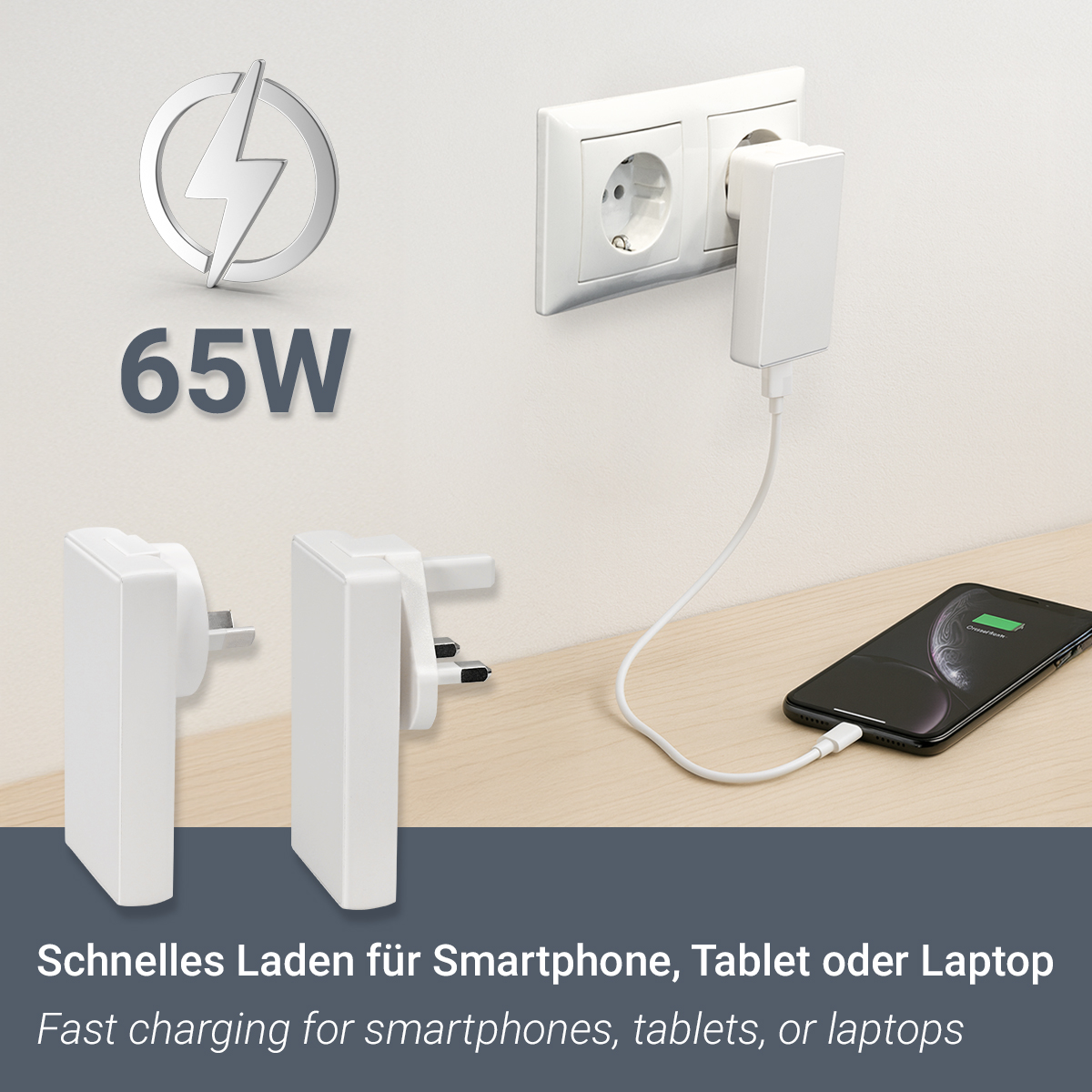 Ein 65W Ladegerät lädt ein Smartphone, das an einer Steckdose hängt.