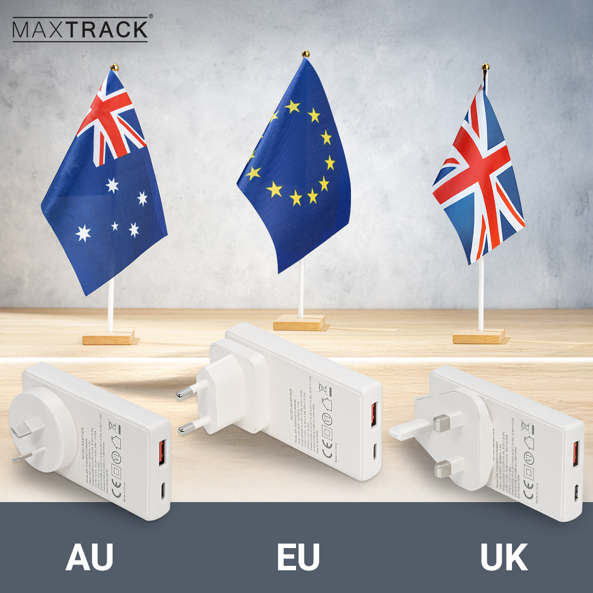 Drei weiße Reiseadapter mit den Beschriftungen AU, EU, UK stehen vor ihren jeweiligen Länderflaggen.