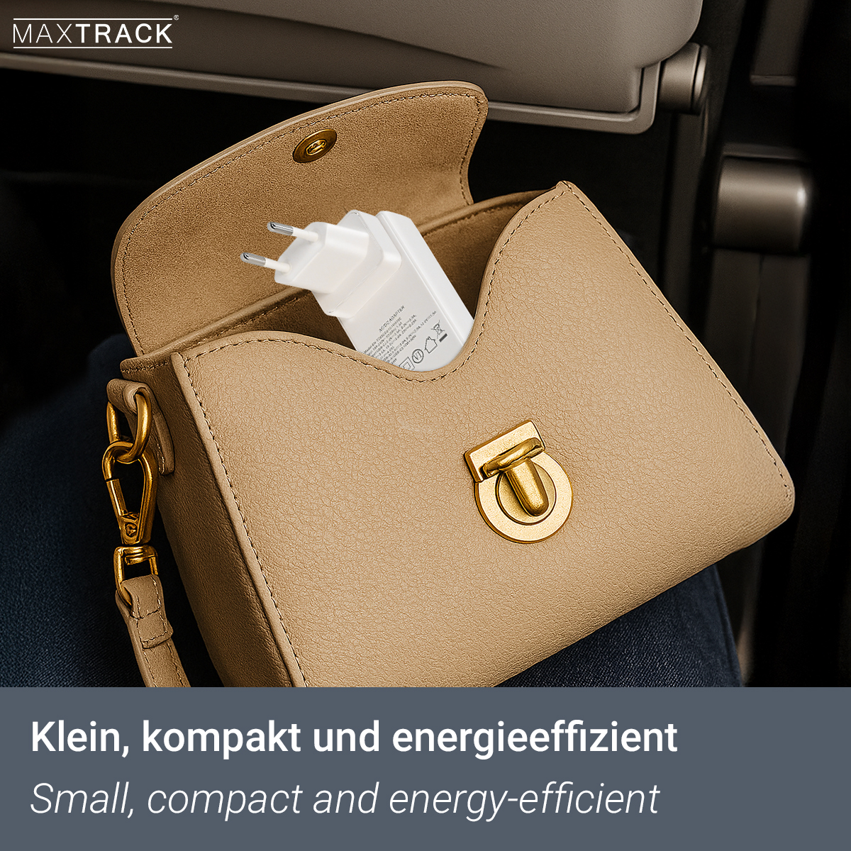 Ein weißer Netzadapter liegt in einer hellbraunen Handtasche.