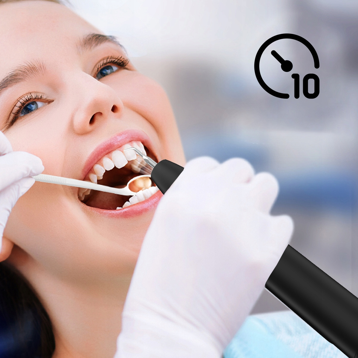 Dentysta czyści zęby narzędziem. Zegar pokazuje 10.