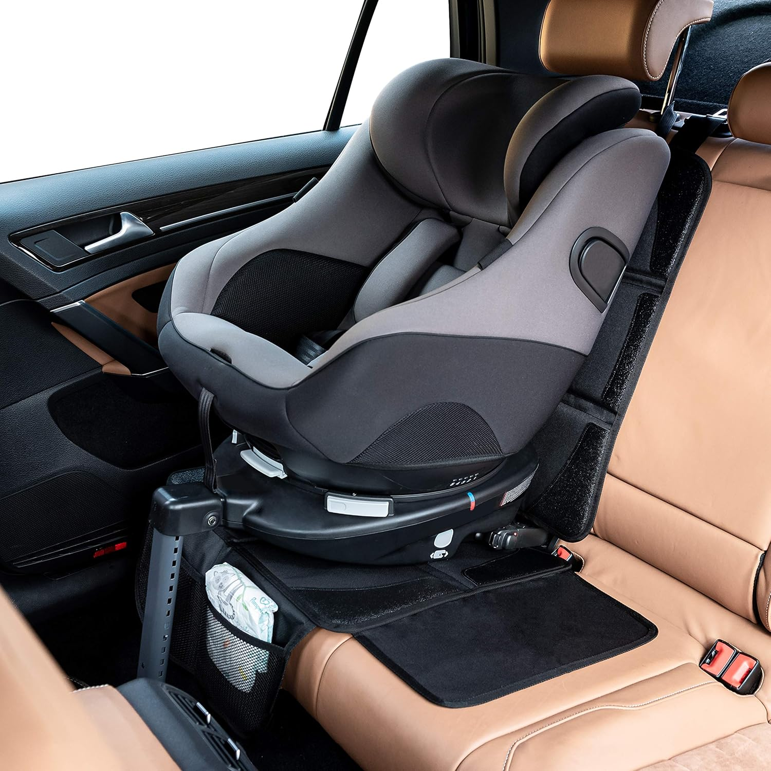 Grauer Kindersitz auf braunem Ledersitz im Auto, mit Aufbewahrungstasche.