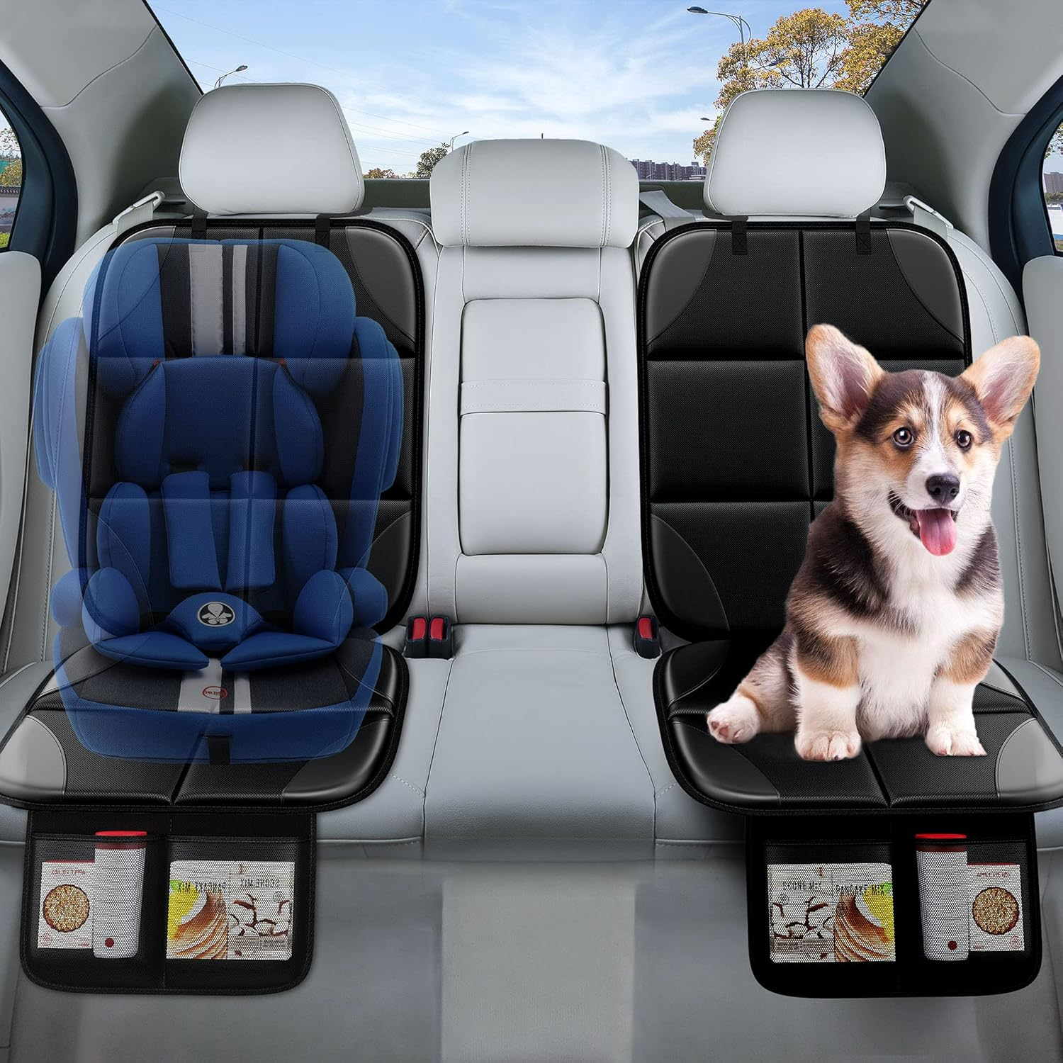 Ein blauer Kindersitz links, ein Hund rechts auf schwarzen Autositzauflagen.