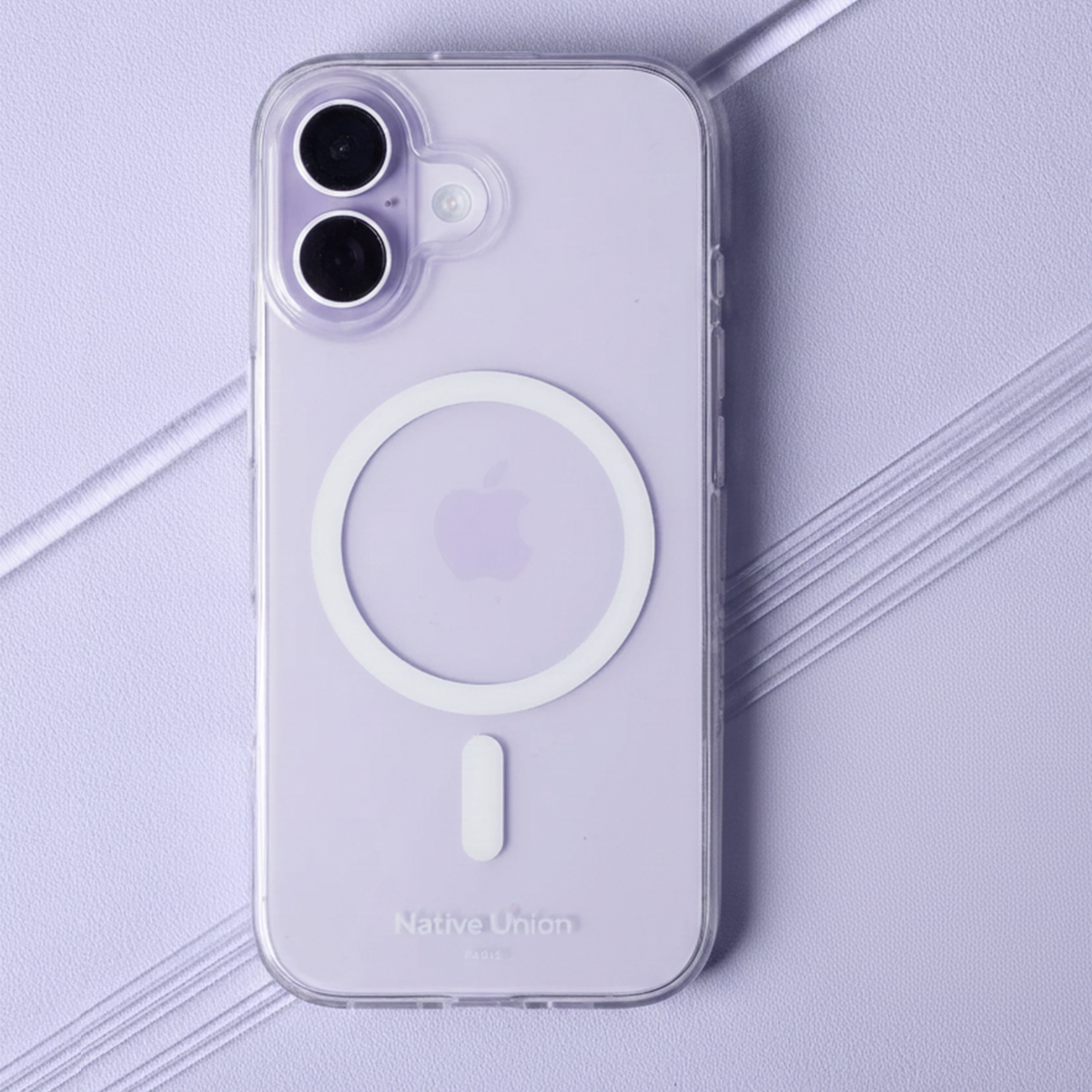 Custodia viola per iPhone con anello MagSafe, due fotocamere e logo Apple.