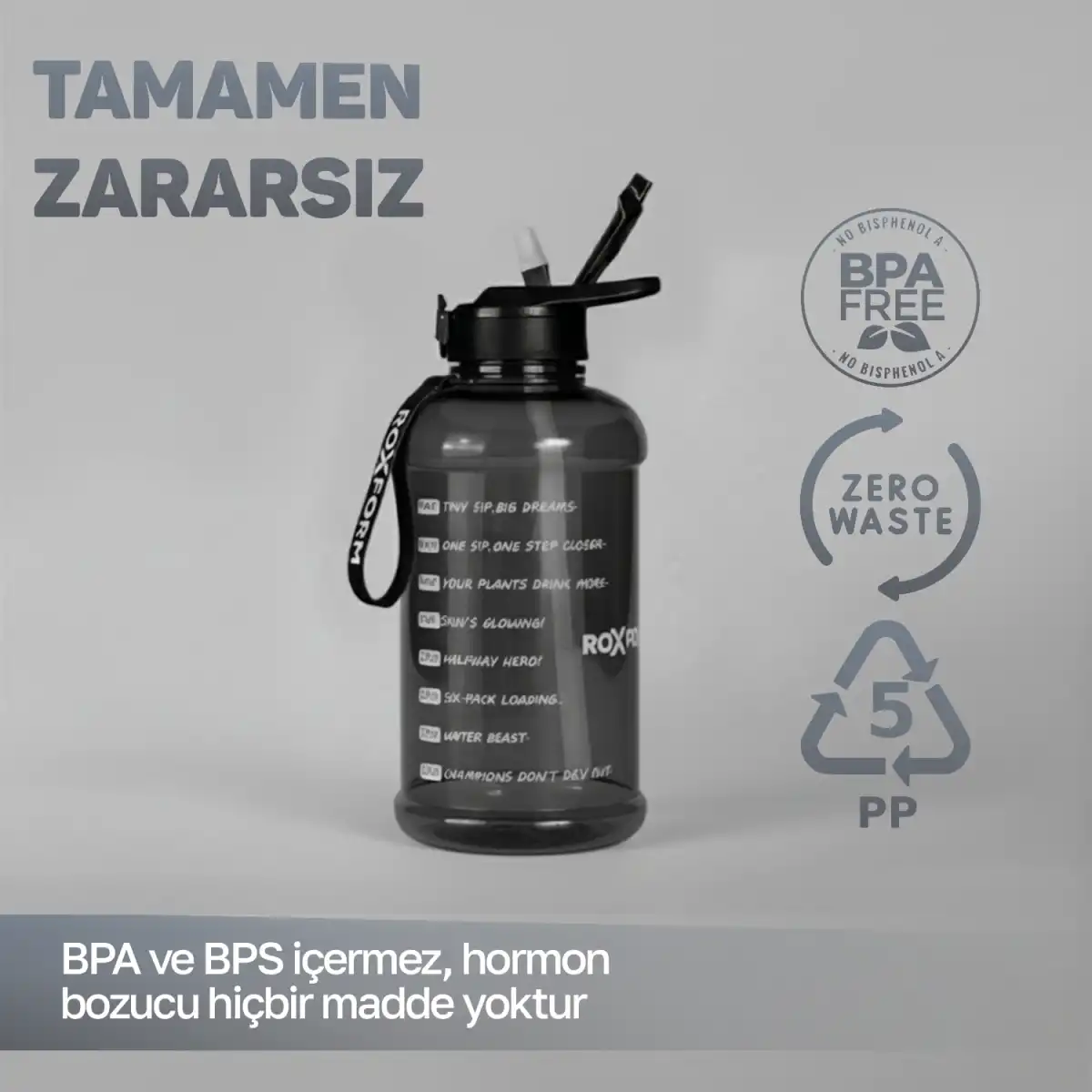 Ölçüm işaretleri ve BPA içermez, sıfır atık etiketleri olan koyu renkli su şişesi.