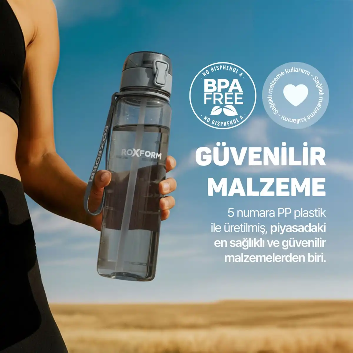 Bir el, mavi gökyüzü önünde pipetli şeffaf BPA'sız su şişesi tutuyor.