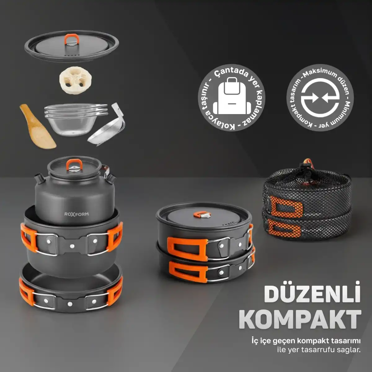Turuncu saplı metal kamp tencere seti, istiflenmiş ve torbalarda.