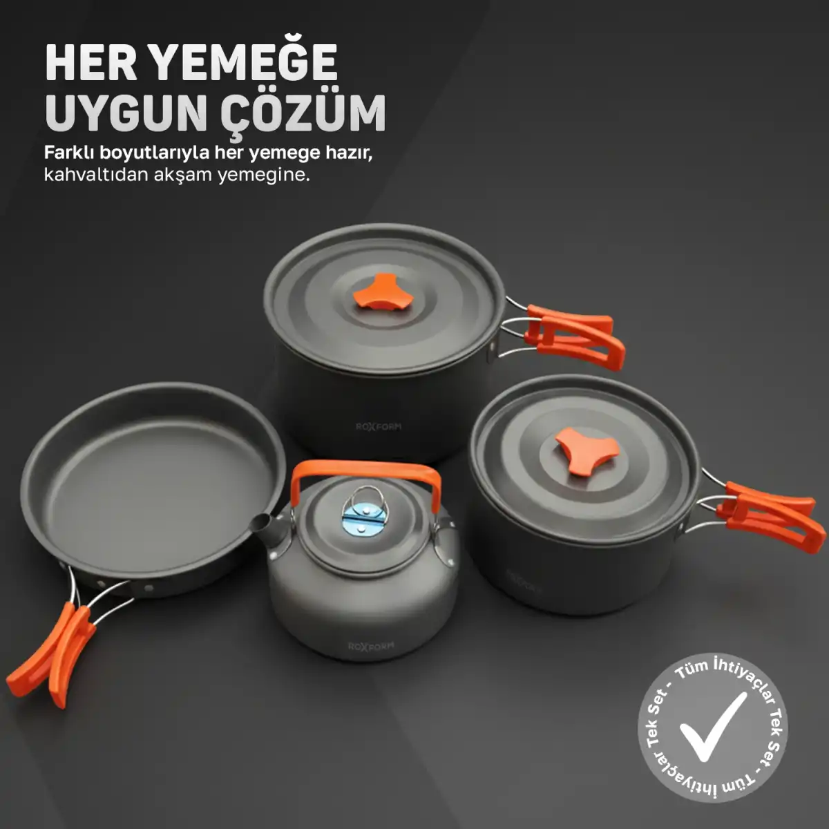 Turuncu saplı kamp tencere seti: tava, tencere, su ısıtıcısı.