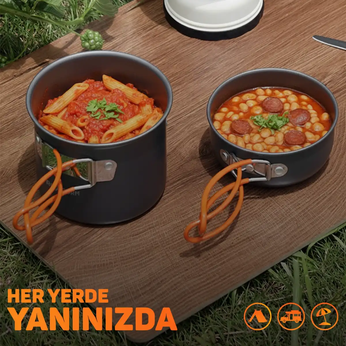 İki yemek tenceresi, biri makarnalı, diğeri fasulyeli ve sosisli.