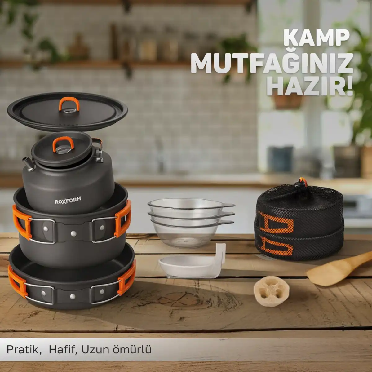 Turuncu saplı ve kapaklı gri kamp tencere seti.