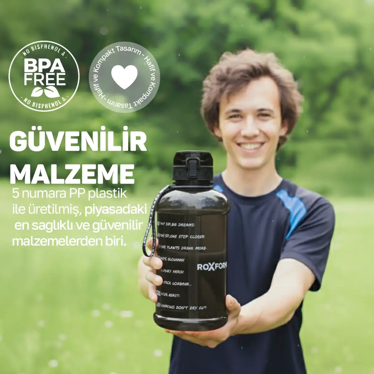 Genç bir adam yazılı siyah su şişesi tutuyor. BPA içermez.