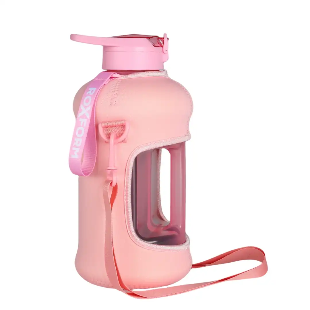Pembe kılıfta, saplı ve kayışlı pembe su şişesi.