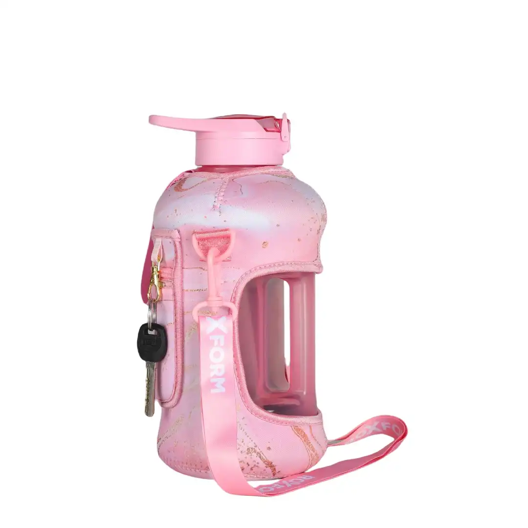 Mermer desenli pembe su şişesi ve taşıma kayışı.