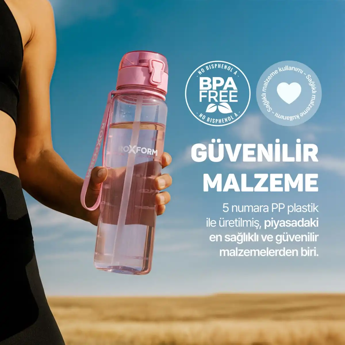 Bir el, pembe kapaklı, pipetli şeffaf su şişesi tutuyor. BPA içermez.