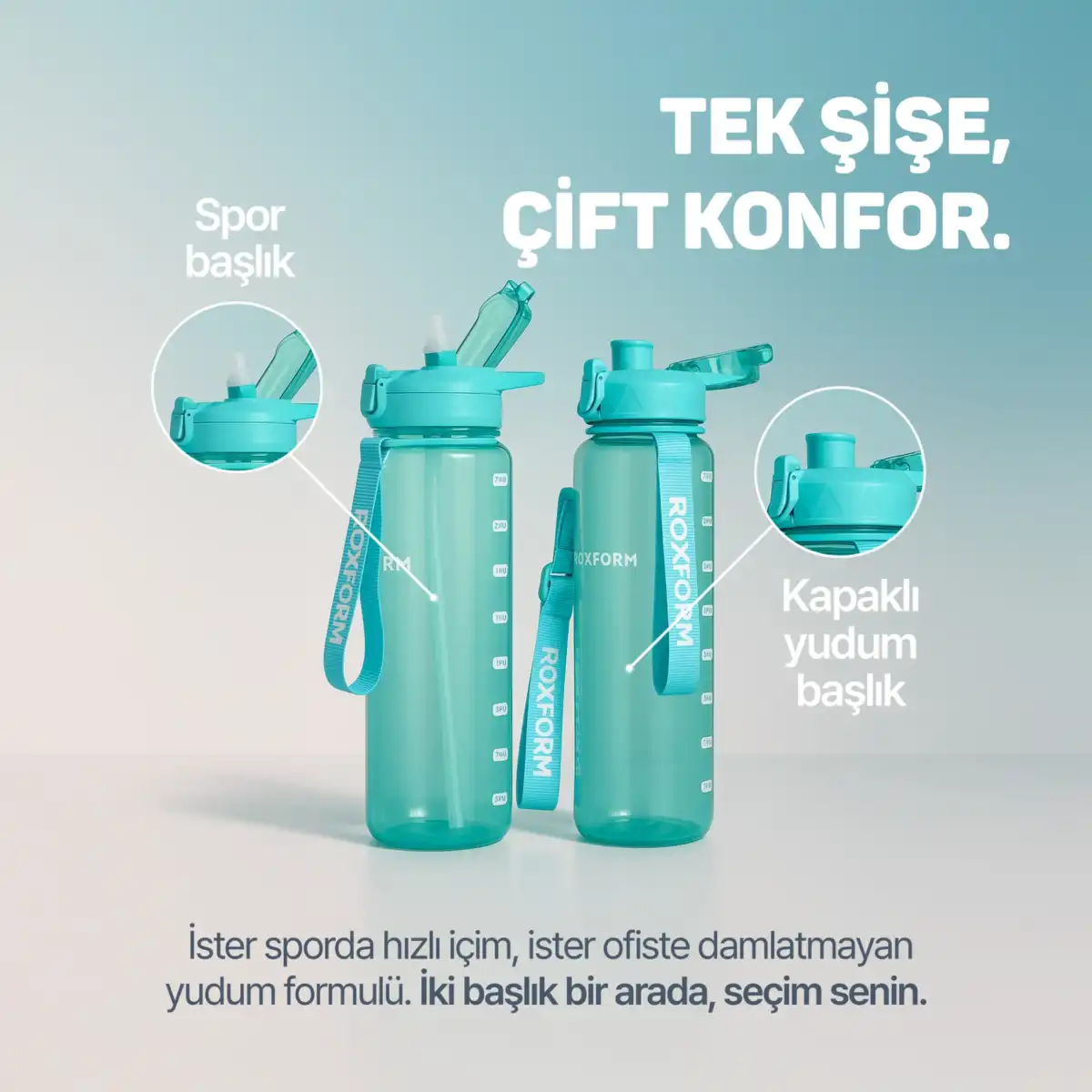 İki turkuaz su şişesi, saplı ve ölçü işaretli, biri spor kapaklı.