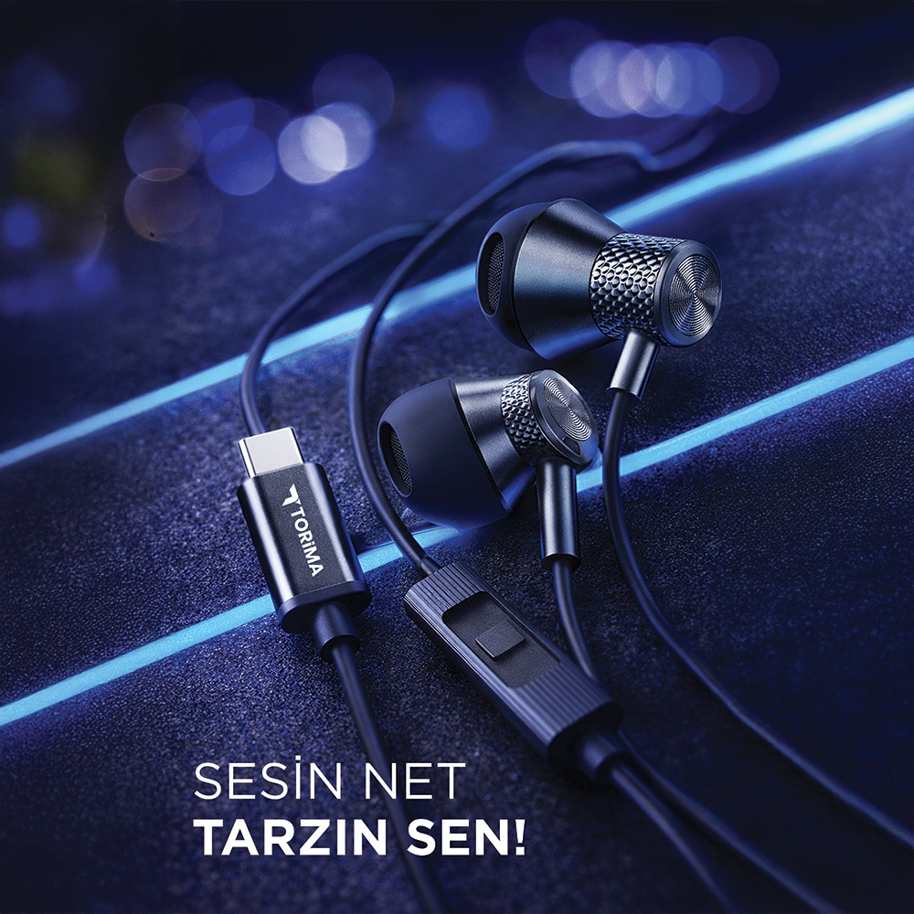 USB-C konnektörlü kulaklık, karanlık ve aydınlık bir zeminde.