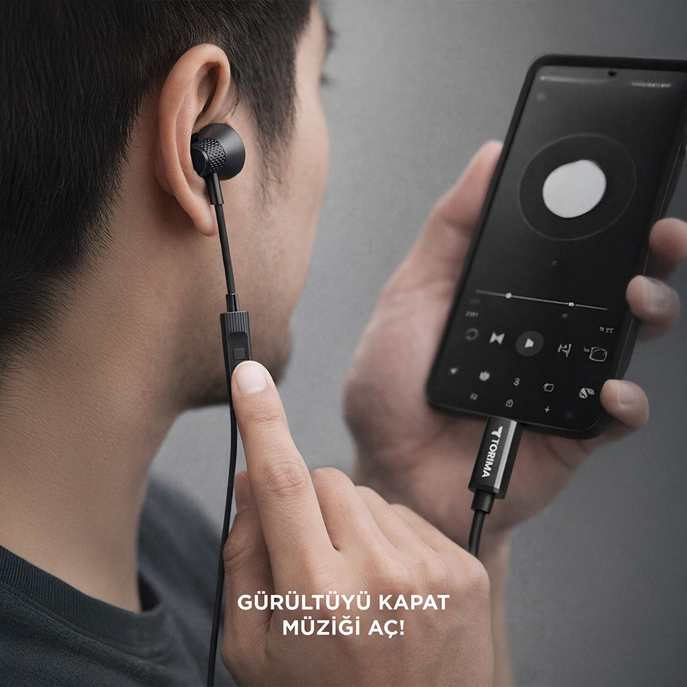 Kulaklık takan ve müzik çalan bir akıllı telefon tutan adam.