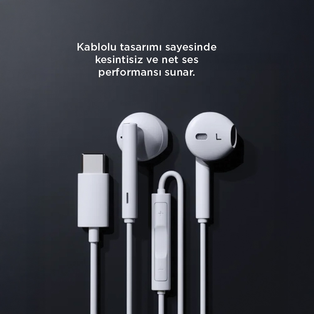 USB-C konnektörlü ve kumandalı beyaz kulaklıklar koyu arka plan üzerinde.