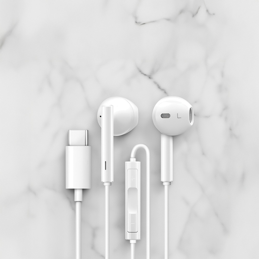 Mermer zemin üzerinde USB-C konektörlü ve kumandalı beyaz kulak içi kulaklıklar.
