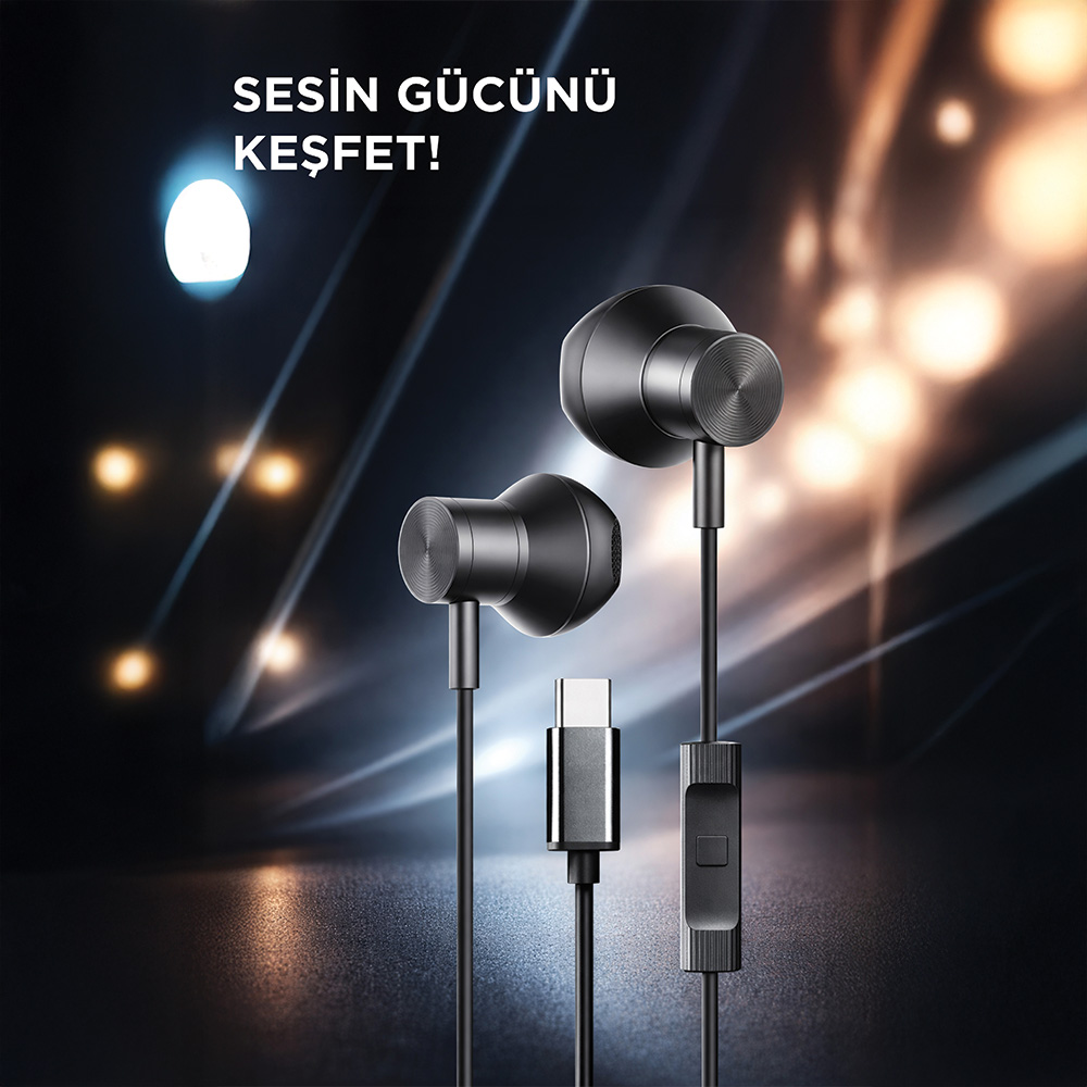 USB-C konnektörlü ve kumandalı siyah kulaklıklar, karanlık arka plan.