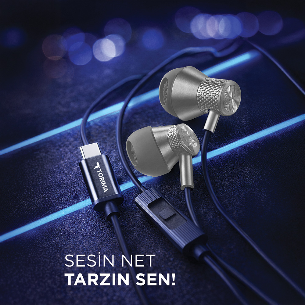 USB-C konnektörlü, kumandalı gri kulaklıklar koyu zeminde.