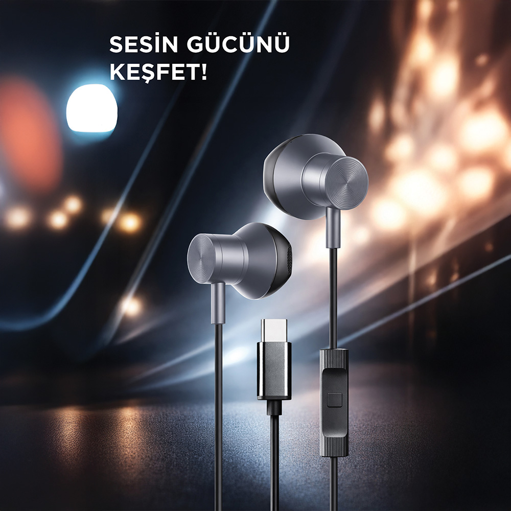 Koyu arka plan üzerinde USB-C konektörlü gri kulaklık.