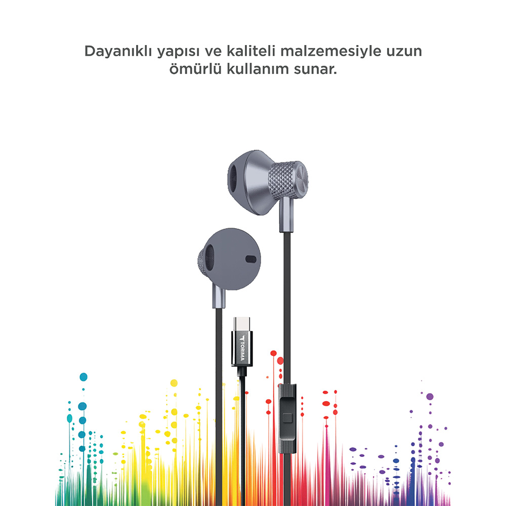 Renkli ses dalgası grafiği önünde USB-C konnektörlü gri kulaklıklar.