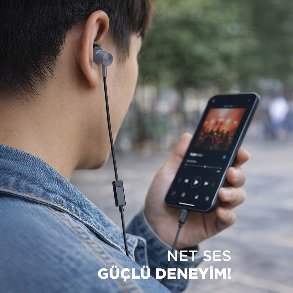 Kulaklıklı erkek dışarıda akıllı telefonundan müzik dinliyor.