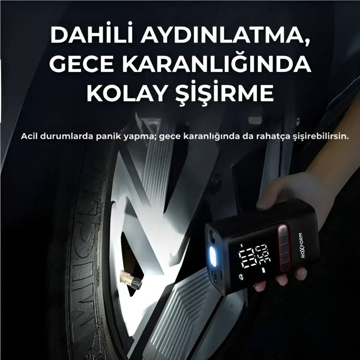 Bir el, geceleyin bir araba lastiğinin yanında şişirme cihazı tutuyor.