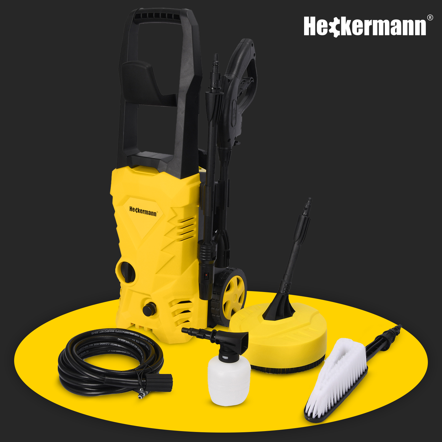 Żółta myjka ciśnieniowa z akcesoriami na czarnym tle.