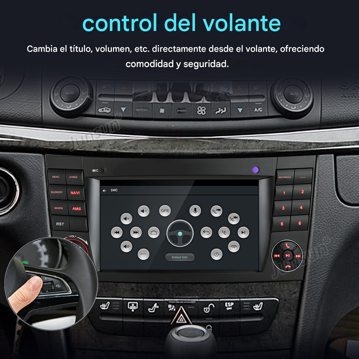 Una persona usa la pantalla táctil del coche desde los controles del volante.