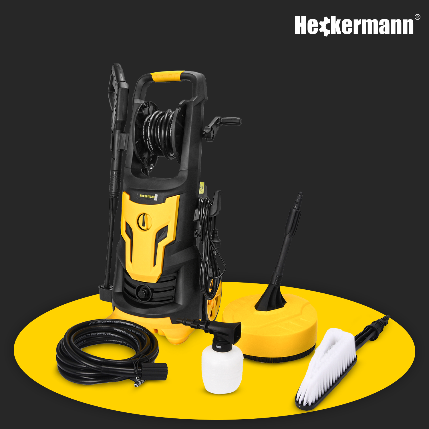 Żółta i czarna myjka ciśnieniowa z akcesoriami na owalnej platformie.