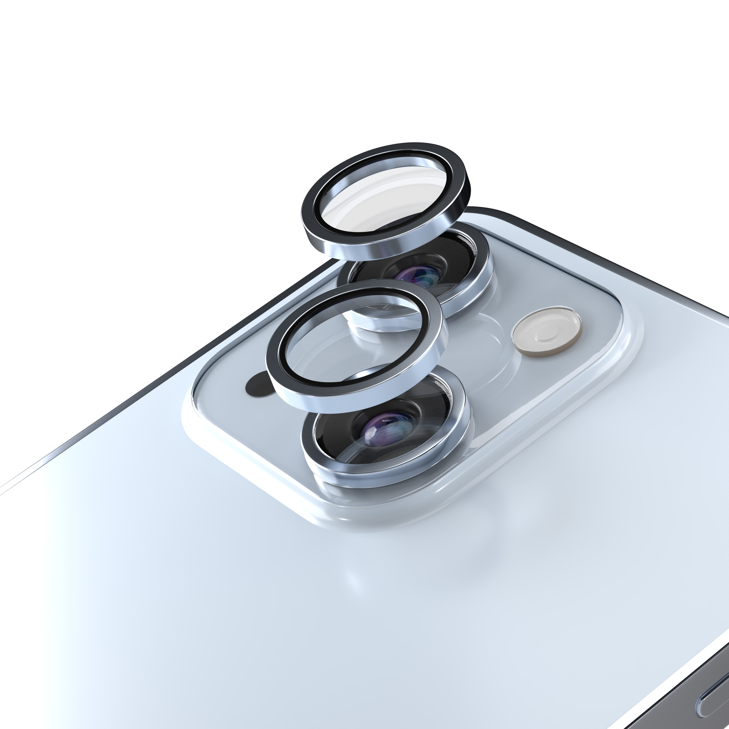 Tre obiettivi della fotocamera con anelli argentati su uno smartphone bianco.