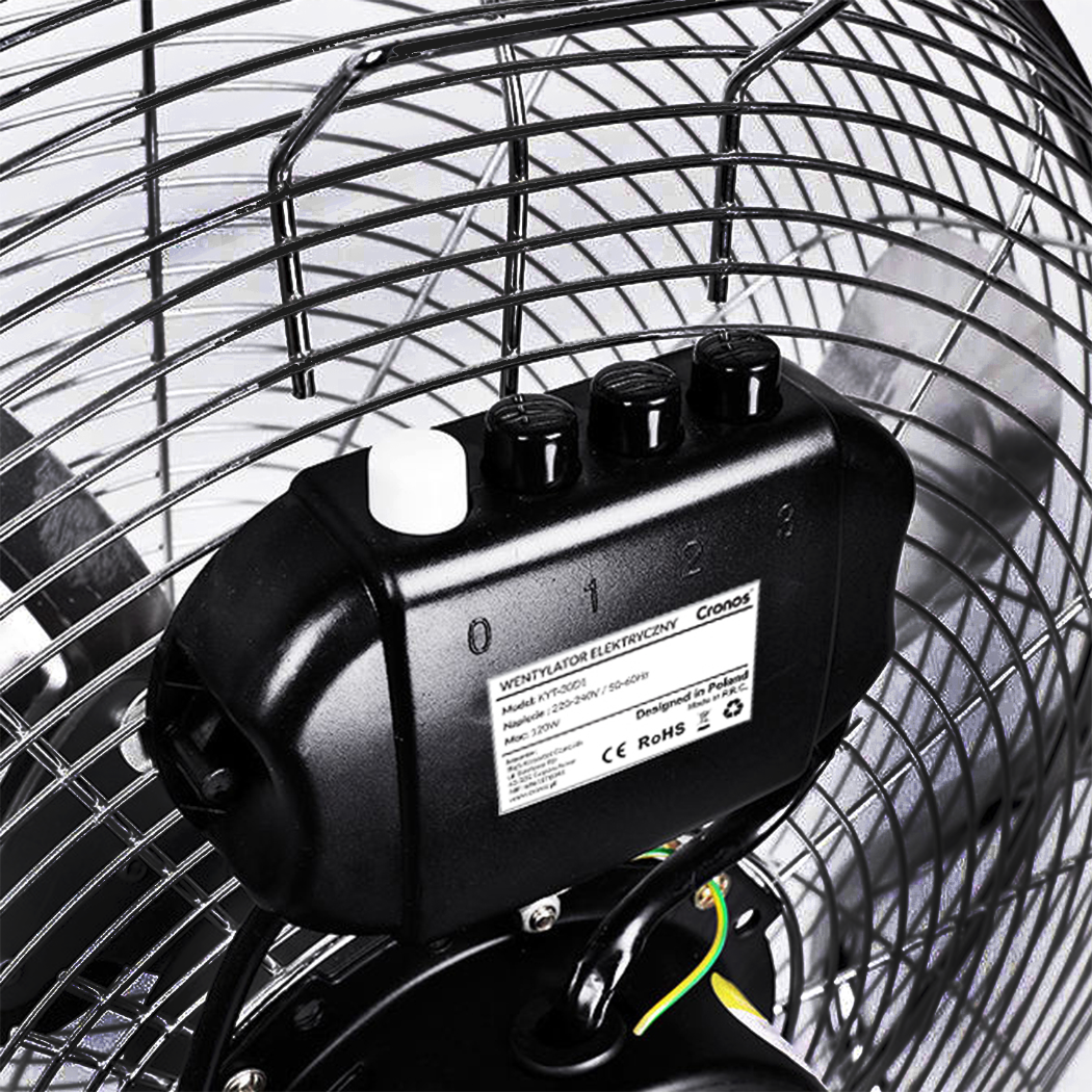 Zbliżenie czarnego panelu sterowania wentylatora z trzema pokrętłami i białym przyciskiem.