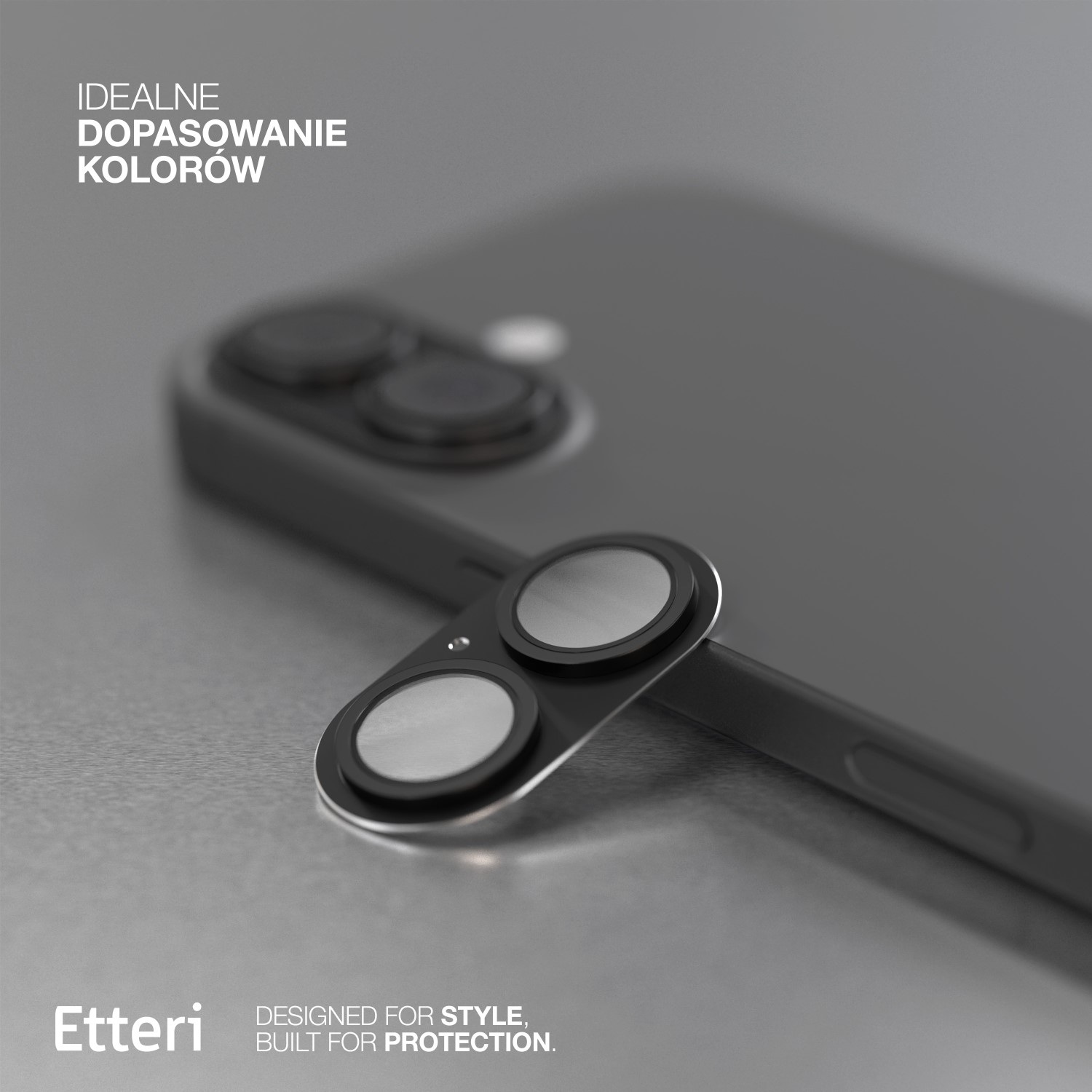 Zbliżenie na tył ciemnego smartfona z obiektywami aparatu.