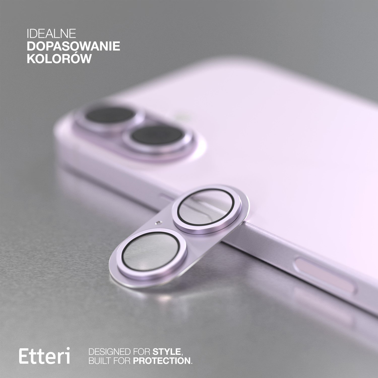 Primo piano di una cover viola lavanda per telefono e copriobiettivo su sfondo metallico.