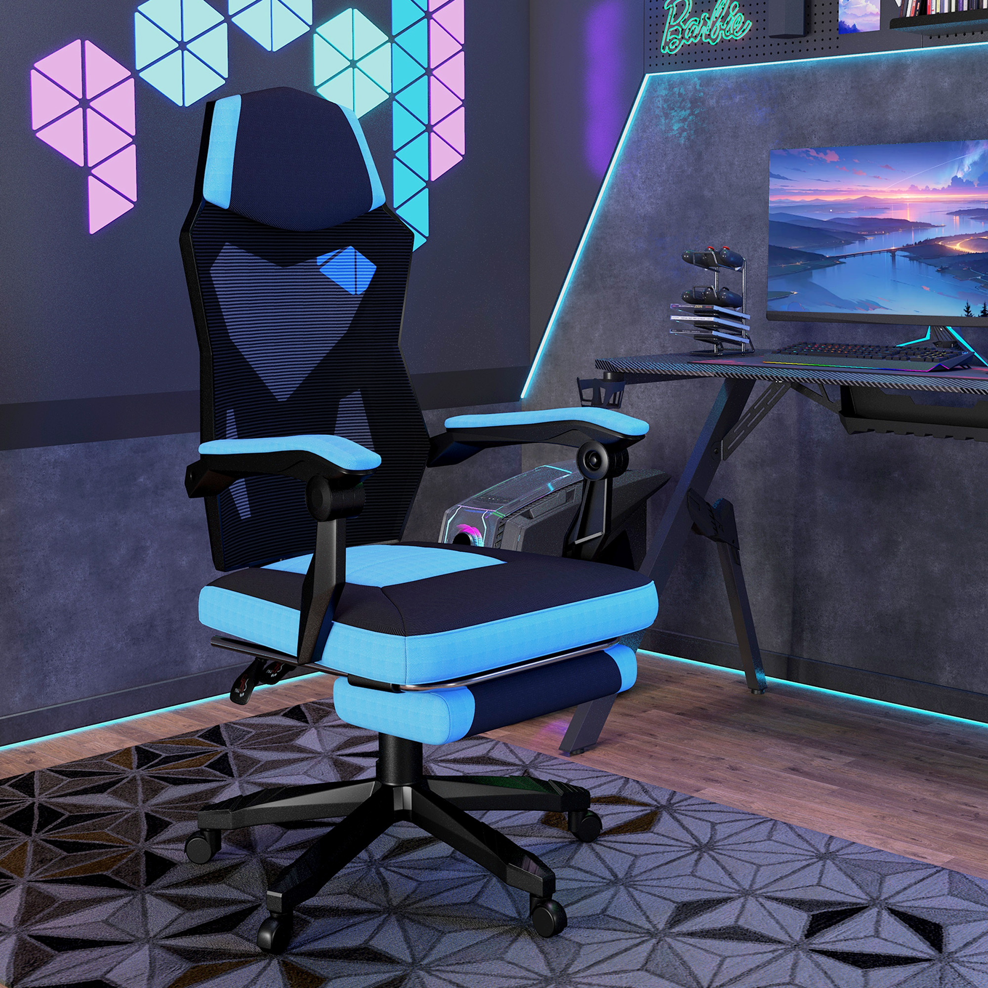 Una silla gamer azul y negra se sienta frente a un escritorio con monitor.