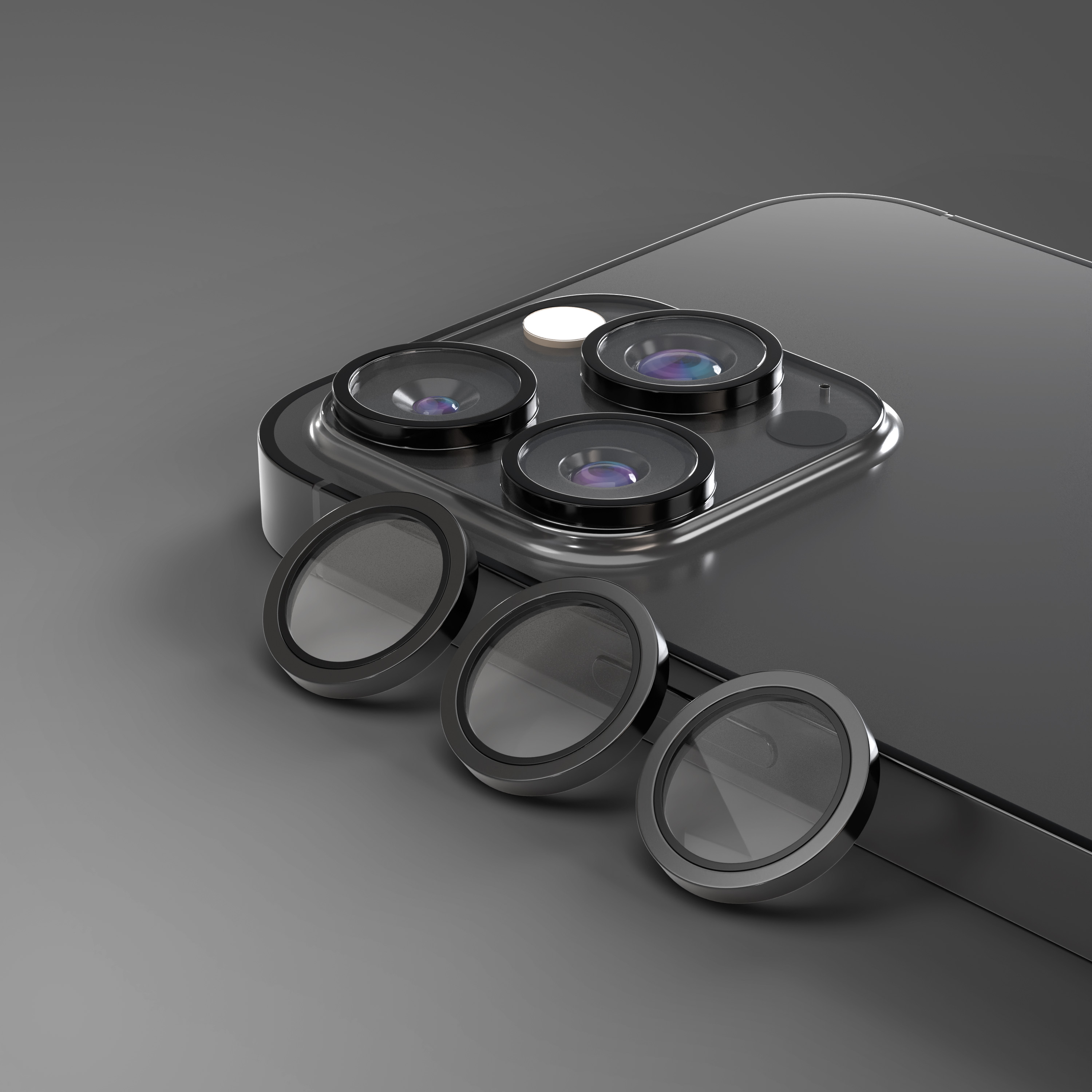 Tre obiettivi della fotocamera giacciono davanti a uno smartphone con tre obiettivi su sfondo grigio.