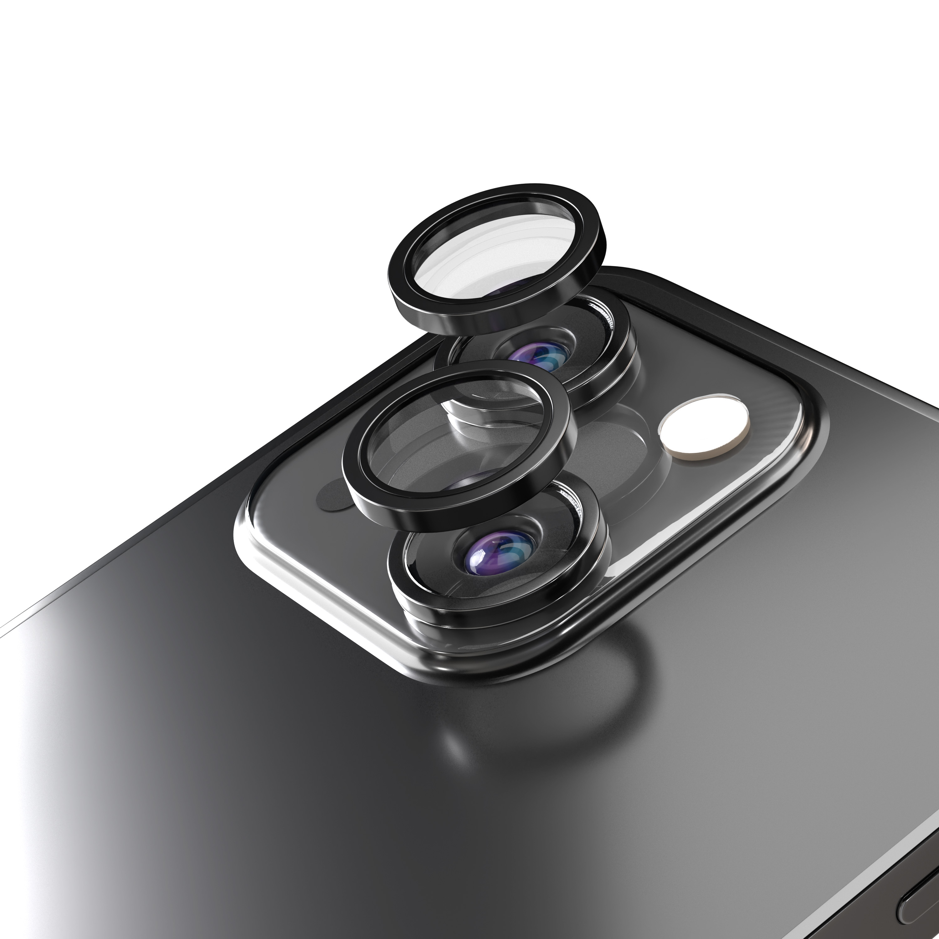 Tre lenti della fotocamera con anelli neri su uno smartphone scuro.
