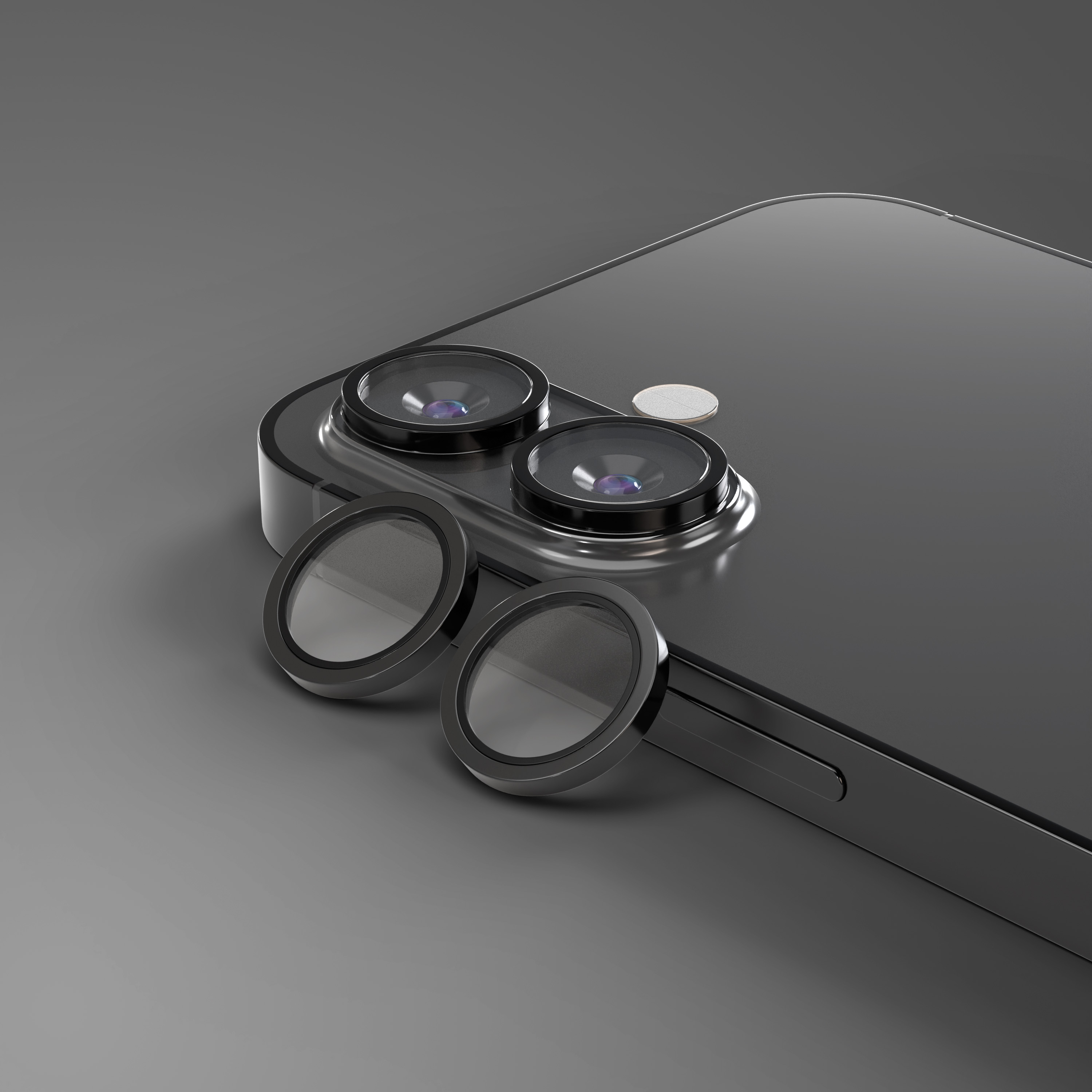 Tre lenti per fotocamera scura di un telefono su sfondo grigio.