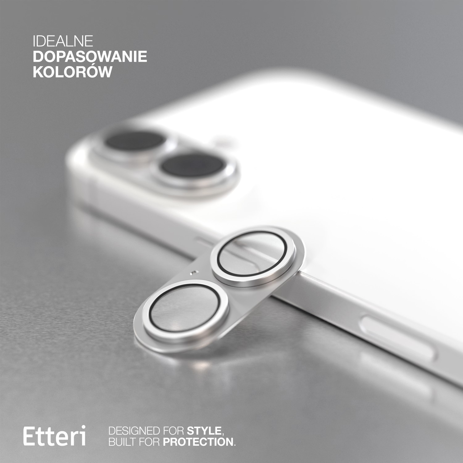 Uno smartphone bianco con obiettivo fotocamera argentato e testo.
