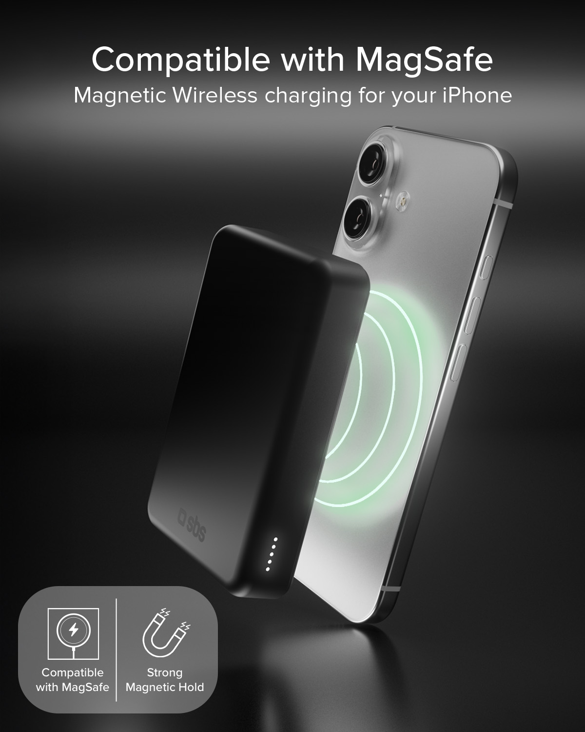 Caricabatterie MagSafe nero attaccato magneticamente a un iPhone argentato.