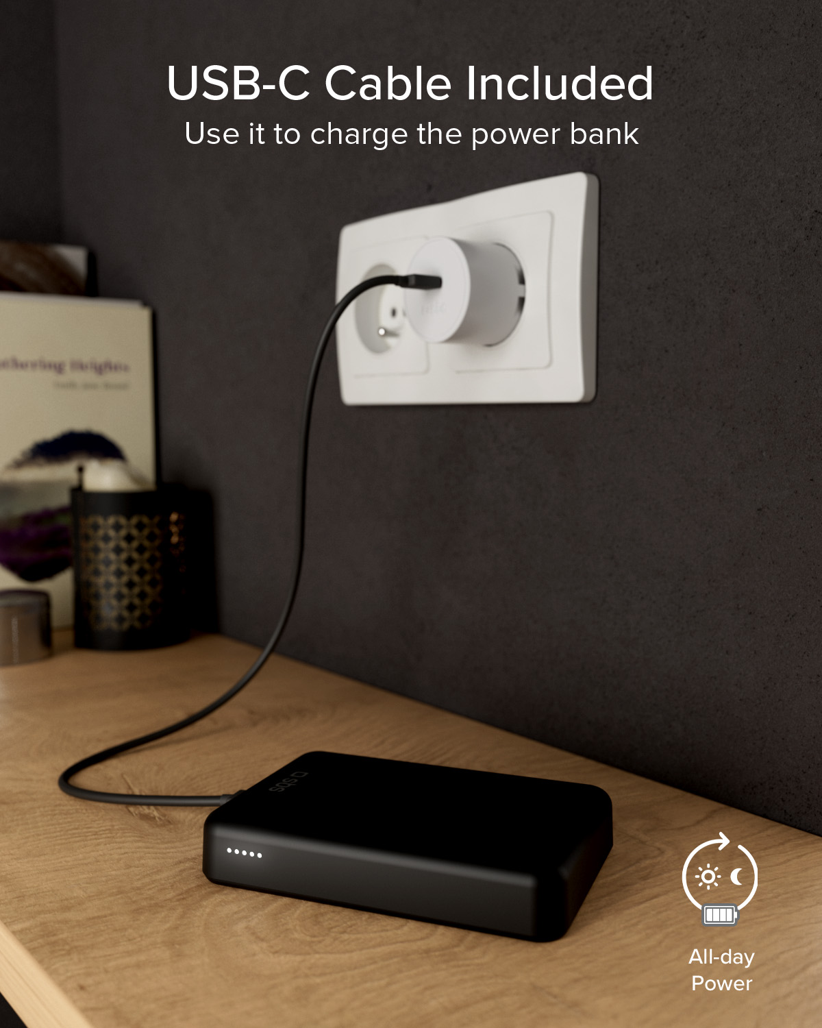 Power bank nera in carica tramite cavo USB-C collegato alla presa.