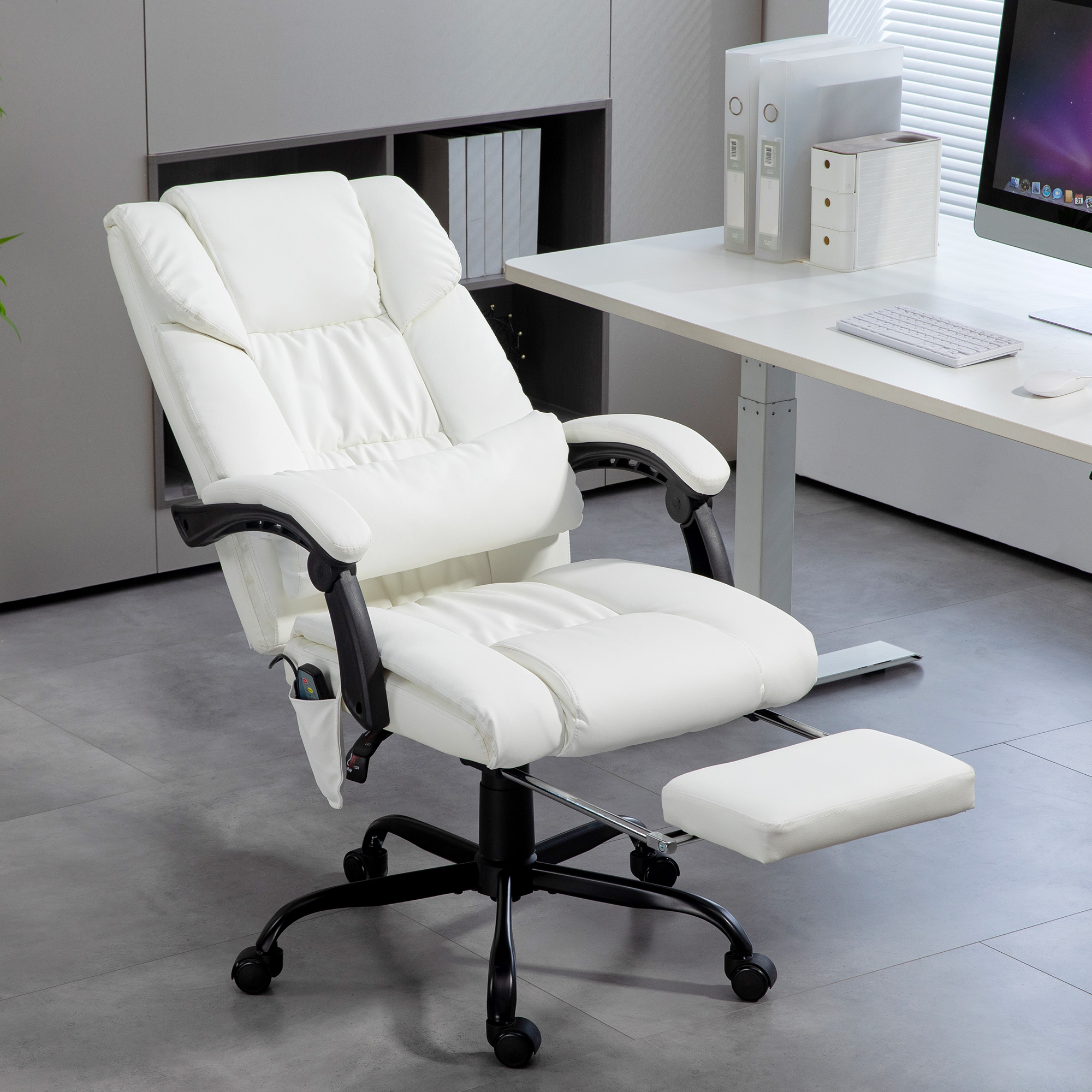 Silla de oficina blanca con reposapiés extraíble y base negra.