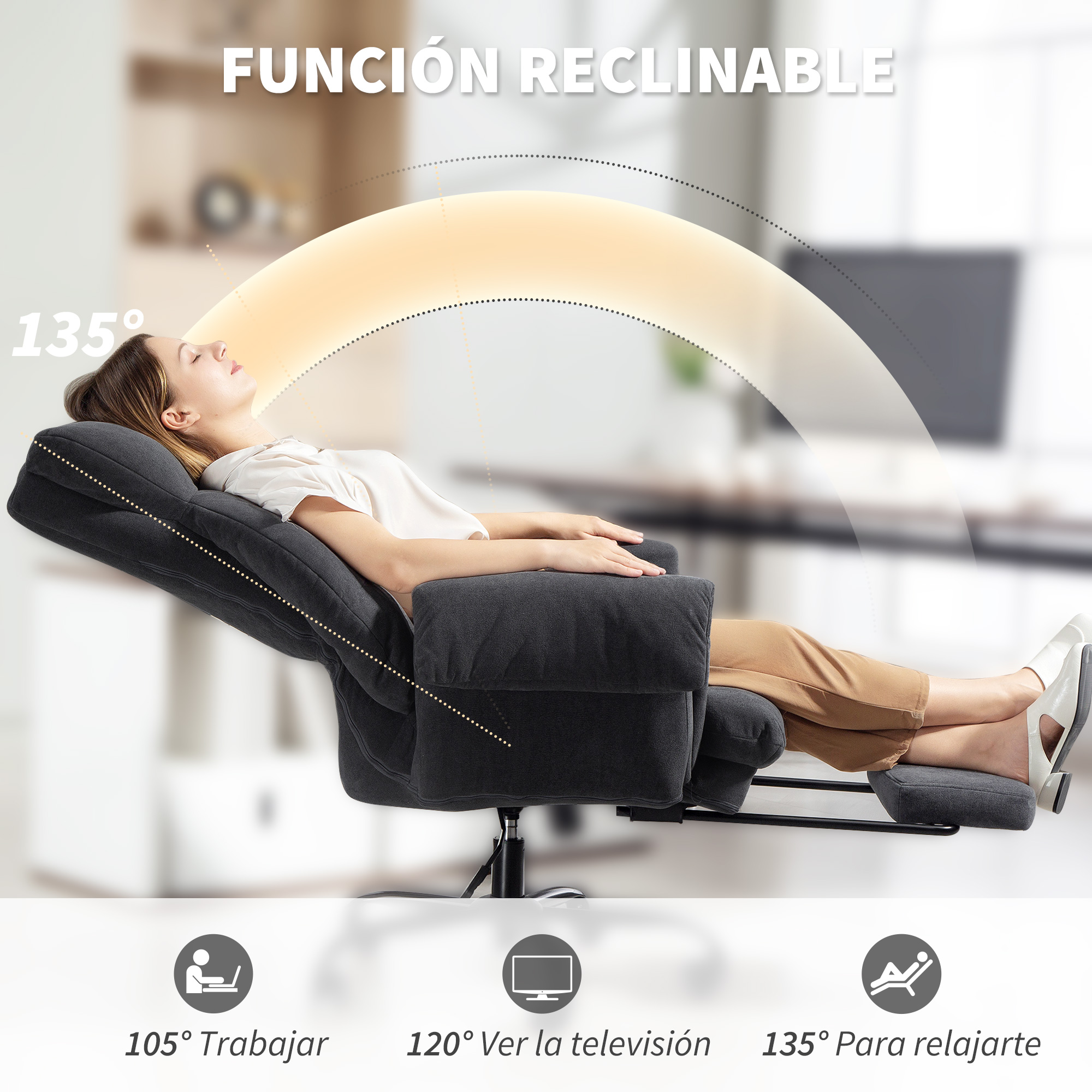 Mujer reclinada en un sillón gris oscuro a 135 grados.