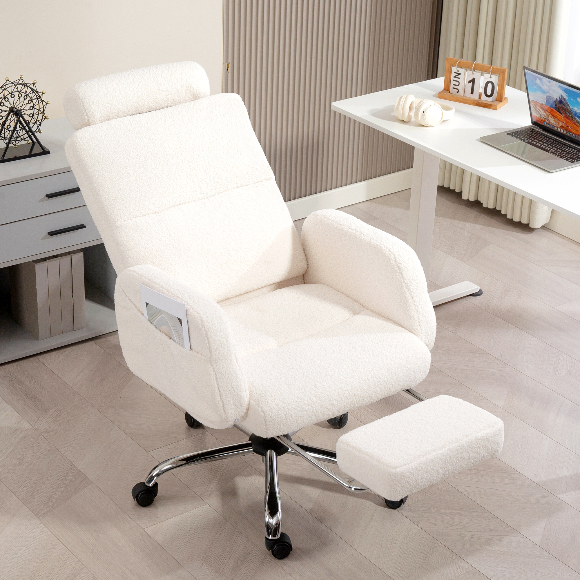Una silla de oficina de tela de peluche color crema con reposapiés extraíble.