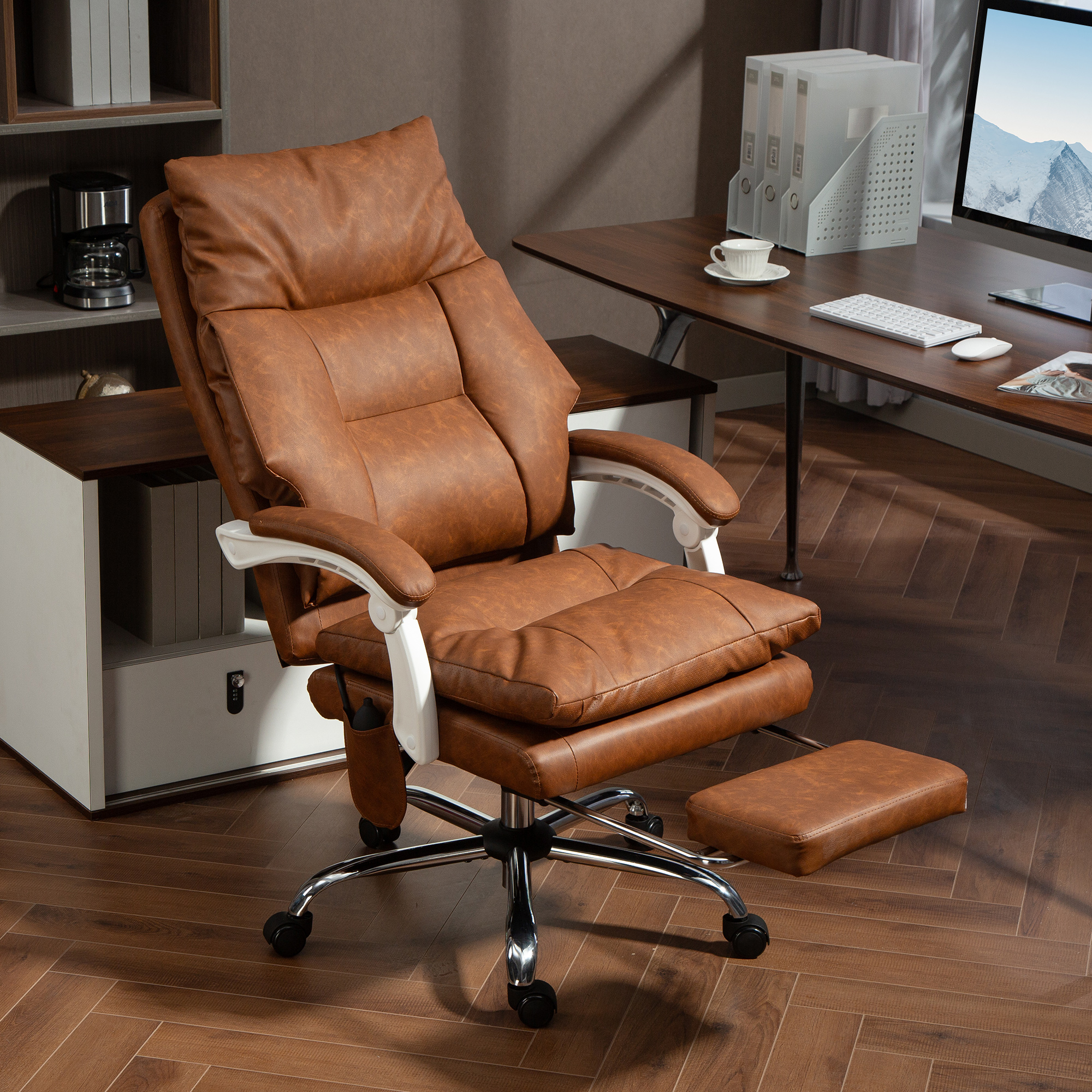 Una silla de oficina de cuero marrón con reposapiés está en una habitación.