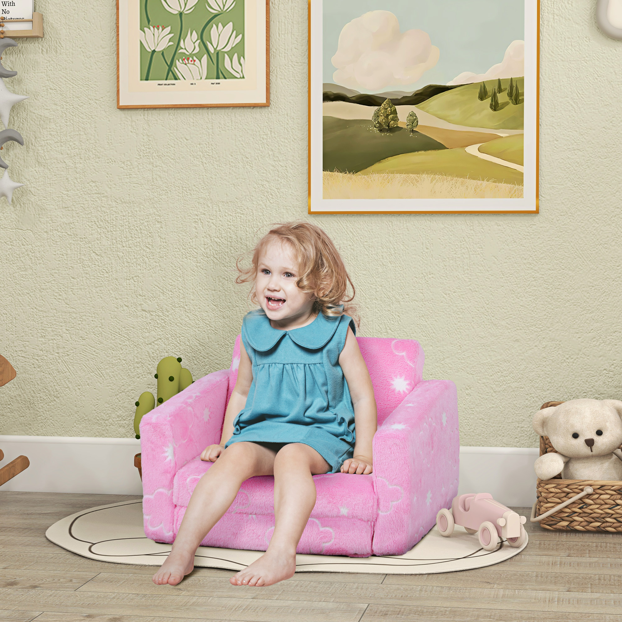 Una niña se sienta en un sillón rosa. Dos cuadros cuelgan en la pared.